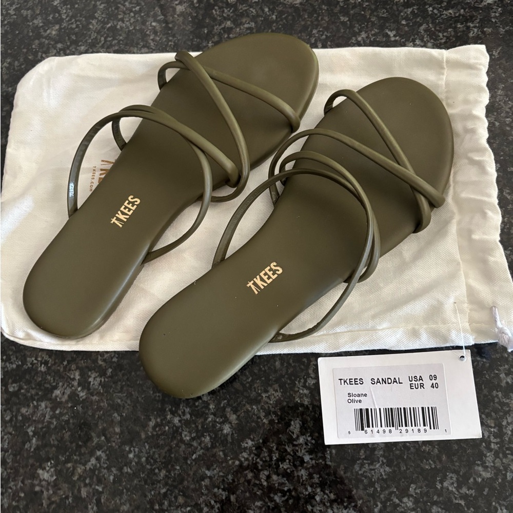 Tkees Sloan flip flops.